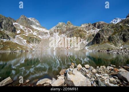 Lago Arriel nei Pirenei, Valle di Respomuso in Sallent de Gallego, Valle di Tena, Provincia di Huesca, Aragona, Spagna. Foto Stock