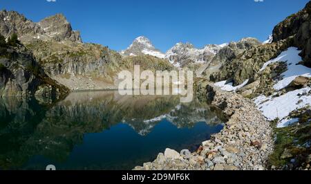 Lago Arriel nei Pirenei, Valle di Respomuso in Sallent de Gallego, Valle di Tena, Provincia di Huesca, Aragona, Spagna. Foto Stock