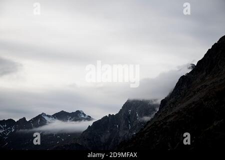 Tramonto nuvoloso nei Pirenei, Valle di Respomuso in Sallent de Gallego, Valle di Tena, Provincia di Huesca, Aragona, Spagna. Foto Stock