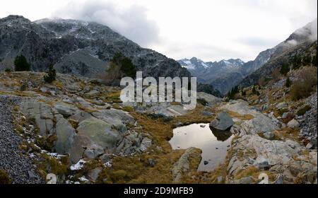 Tramonto nuvoloso nei Pirenei, Valle di Respomuso in Sallent de Gallego, Valle di Tena, Provincia di Huesca, Aragona, Spagna. Foto Stock