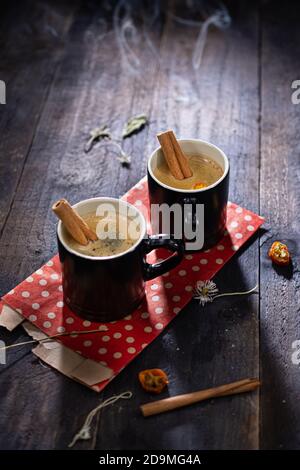 Colazione caffè con cannella. Delizioso espresso. Cibo sano e drink. Tavolo in legno. Foto Stock