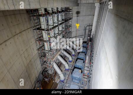 Oberhausen, zona Ruhr, Renania Settentrionale-Vestfalia, Germania, trasformazione Emscher, nuova costruzione della fogna EMSCHER, qui la nuova costruzione della stazione di pompaggio Oberhausen, installazione dei motori per pompe che in futuro convoglieranno 16,000 litri di acque reflue al minuto, La conversione ecologica del sistema Emscher consiste nella costruzione di un sistema centrale di trattamento delle acque reflue nella zona della Ruhr, nella costruzione di fognature e nella rinaturazione dell'Emscher e dei suoi affluenti. Foto Stock