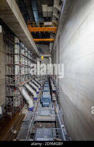 Oberhausen, zona Ruhr, Renania Settentrionale-Vestfalia, Germania, trasformazione Emscher, nuova costruzione della fogna EMSCHER, qui la nuova costruzione della stazione di pompaggio Oberhausen, installazione dei motori per pompe che in futuro convoglieranno 16,000 litri di acque reflue al minuto, La conversione ecologica del sistema Emscher consiste nella costruzione di un sistema centrale di trattamento delle acque reflue nella zona della Ruhr, nella costruzione di fognature e nella rinaturazione dell'Emscher e dei suoi affluenti. Foto Stock