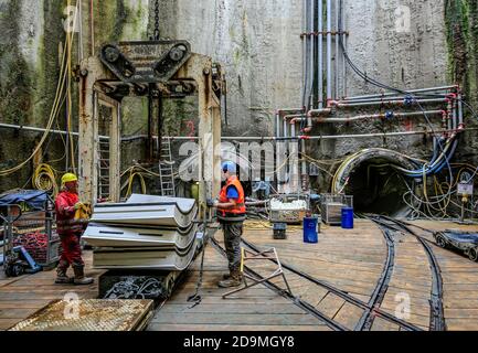 Oberhausen, zona della Ruhr, Renania settentrionale-Vestfalia, Germania, trasformazione di Emscher, nuova costruzione della fogna PER I NASELLI di Emscher, tunneling con il metodo della tubatura sull'albero 26, sistema a doppio tubo, DN 2600, processi di lavoro nell'albero durante la tunneling, i lavoratori caricano il tunnel con pietre per tubing; La conversione ecologica del sistema Emscher consiste nella costruzione di un sistema centrale di trattamento delle acque reflue nella zona della Ruhr, nella costruzione di fognature e nella rinaturazione dell'Emscher e dei suoi affluenti. Foto Stock