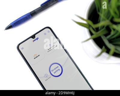 LOD, Israele - 8 luglio 2020: Spazio di lavoro moderno e minimalista con smartphone nero con schermo di lancio dell'app Pango con logo su sfondo bianco Foto Stock