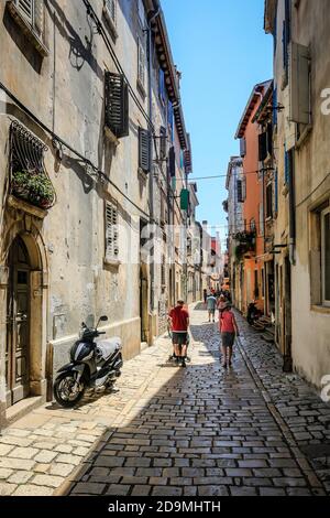 Rovigno, Istria, Croazia - gente nelle strade della città vecchia del porto di Rovigno. Foto Stock