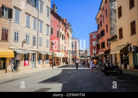 Rovigno, Istria, Croazia - gente nelle strade della città vecchia del porto di Rovigno. Foto Stock