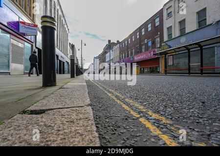 Fawcett Street è molto tranquilla durante il primo giorno di Covid-19 Chiusura a chiave nazionale 2 per le strade del centro di Sunderland Foto Stock