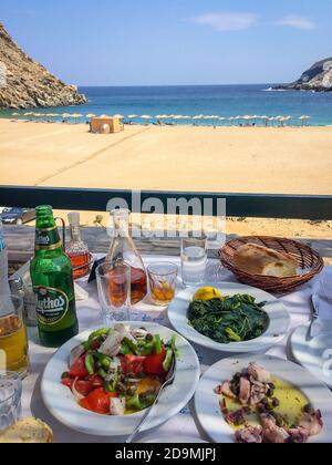 Isola di Andros, Cicladi, Grecia - pranzo nella taverna sulla spiaggia di Ormos Zorkou, nel nord dell'isola. Foto Stock