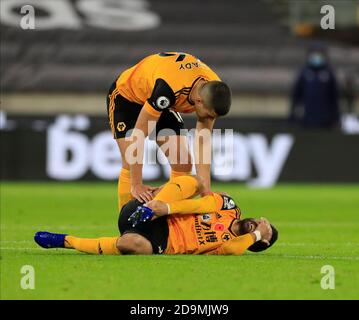 Joao Moutinho (28) di Wolverhampton Wanderers sembra essere male ferito Foto Stock