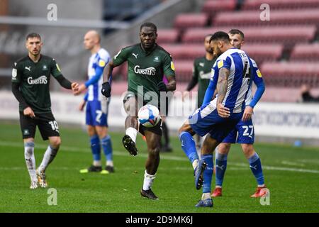 Frank Nouble (7) di Plymouth Argyle sfida Curtis Tilt (4) Di Wigan Athletic per la palla Foto Stock