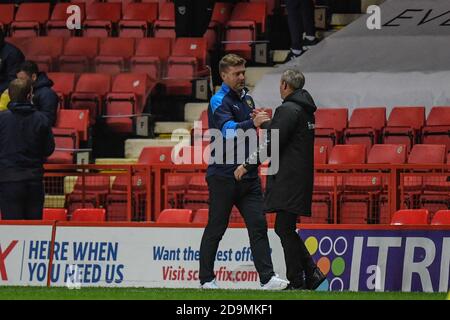 Lee Bowyer manager di Charlton Athletic Karl Robinson manager di Oxford United scuote le mani dopo il gioco Foto Stock