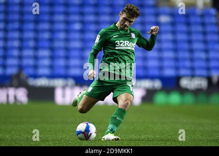 Ryan Ledson (18) di Preston North End con la palla Foto Stock