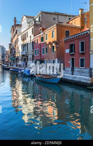 Stretto canale a Venezia, Italia Foto Stock