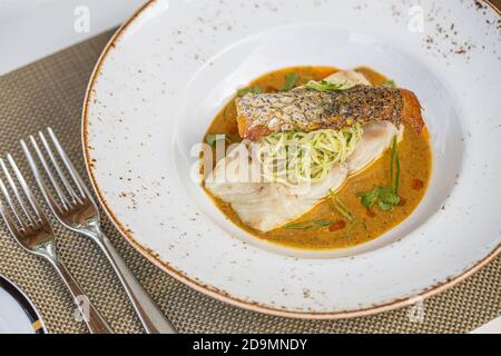 Cucina raffinata, zuppa francese di pesce Bouillabaisse con pesce, filetto di pesce, gamberi, cozze e vino bianco. Gusto ricco, cena gustosa. Vista dall'alto. Foto Stock