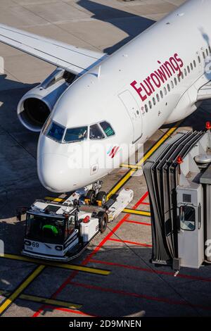 Duesseldorf, Nord Reno-Westfalia, Germania, gli aeromobili Eurowings sono parcheggiati al cancello, aeroporto internazionale di Duesseldorf, DUS. Foto Stock