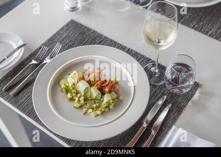 Tavolo servito nel ristorante. Tavolo di lusso, cibo gourmet sfondo. Cena in un elegante ristorante di alta qualità, tavolo moderno Foto Stock