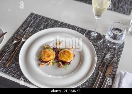 Tavolo servito nel ristorante. Tavolo di lusso, cibo gourmet sfondo. Cena in un elegante ristorante di alta qualità, tavolo moderno Foto Stock