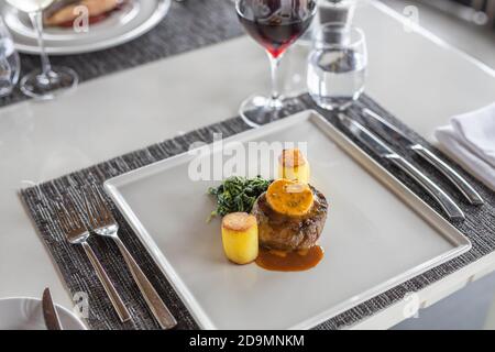 Tavolo servito nel ristorante. Tavolo di lusso, cibo gourmet sfondo. Cena in un elegante ristorante di alta qualità, tavolo moderno Foto Stock