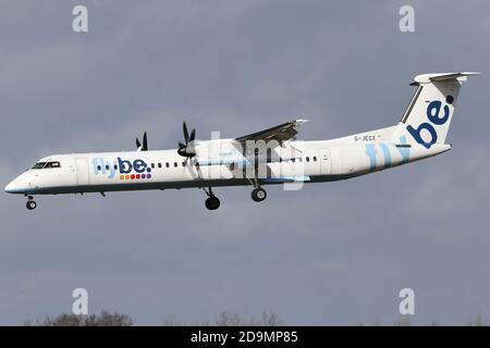 A Flybe Dash 8 presso l'aeroporto Findel di Lussemburgo il 2 marzo 2017 (Credit: Robert Smith | MI News) Foto Stock