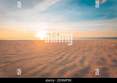 Sabbia morbida, calme onde oceaniche sulla costa tropicale del mare, mare sotto il colorato cielo nuvoloso. Incredibile paesaggio di spiaggia tramonto, paradiso zen, isola tranquilla Foto Stock