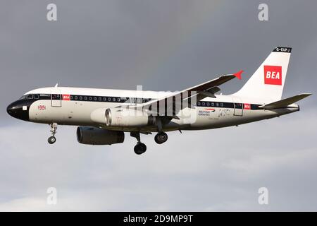 Un British Airways Airbus A319 atterra all'aeroporto di Newcastle il 2 novembre 2020 (Credit: Robert Smith | MI News) Foto Stock