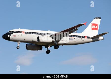 Un British Airways Airbus A319 atterra all'aeroporto di Newcastle il 6 ottobre 2020 (Credit: Robert Smith | MI News) Foto Stock