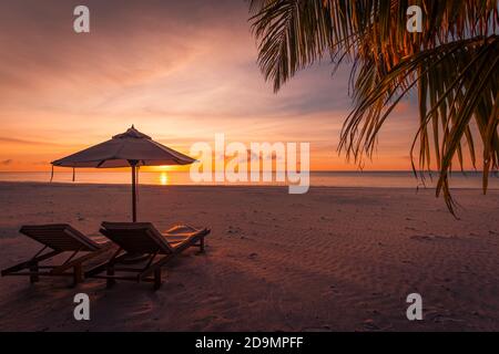 Romantico scenario sulla spiaggia, vacanze estive o luna di miele di fondo. Viaggio avventura tramonto paesaggio tropicale isola spiaggia. Romantica destinazione di coppia Foto Stock