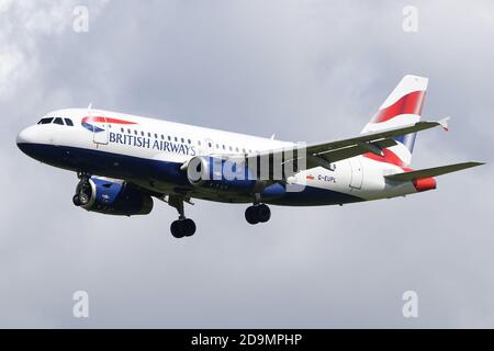 Un British Airways Airbus A319 atterra all'aeroporto di Newcastle il 21 giugno 2019 (Credit: Robert Smith | MI News) Foto Stock