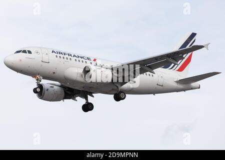 Un Airbus A318 Air France atterra all'aeroporto Heathrow di Londra il 28 ottobre 2020 (Credit: Robert Smith | MI News) Foto Stock