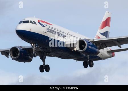 Un British Airways Airbus A319 atterra all'aeroporto di Londra Heathrow il 28 ottobre 2020 (Credit: Robert Smith | MI News) Foto Stock