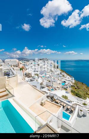 Splendida vista sulla caldera bianca di Santorini in Grecia. Hotel resort di lusso con piscina su architettura bianca e vista mare, cielo blu. Vacanza estiva Foto Stock