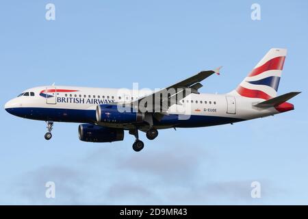 Un British Airways Airbus A319 atterra all'aeroporto di Newcastle il 30 ottobre 2020 (Credit: Robert Smith | MI News) Foto Stock