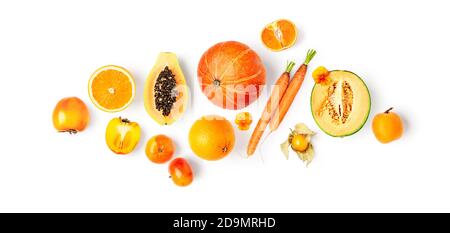 Frutta e verdura diverse su sfondo bianco. Concetto di cibo sano. Composizione creativa fatta di papaia, clementina, arancio, persimmon, tangeri Foto Stock