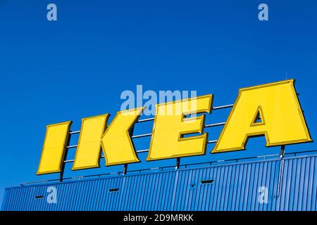 Logo IKEA su un tetto con spazio di copia, negozio Ikea a Essen, Nord Reno-Westfalia, Germania, Europa Foto Stock