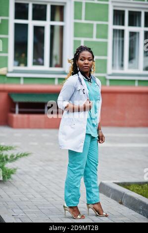 Ritratto di donna afroamericana con stetoscopio indossando camice da laboratorio. Foto Stock