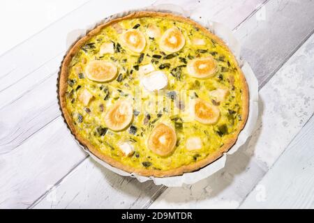 torta o quiche con porri e formaggio di capra Foto Stock