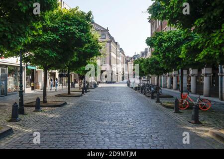 Duesseldorf, Nord Reno-Westfalia, Germania, strade deserte con ristoranti e negozi chiusi nel centro storico in tempi della pandemia corona senza contatto. Foto Stock