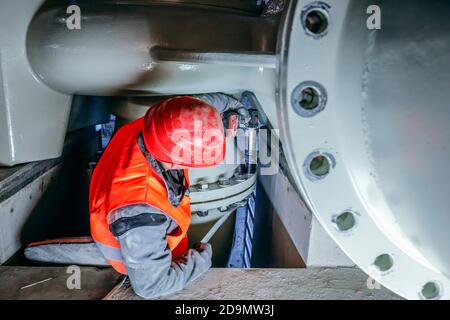 Montaggio delle pompe di depurazione nella nuova stazione di pompaggio di Oberhausen, nuova costruzione della rete fognaria di Emscher, conversione di Emscher, Oberhausen, area della Ruhr, Renania settentrionale-Vestfalia, Germania Foto Stock