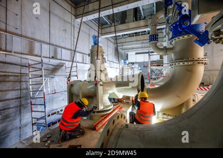 Montaggio delle pompe di depurazione nella nuova stazione di pompaggio di Oberhausen, nuova costruzione della rete fognaria di Emscher, conversione di Emscher, Oberhausen, area della Ruhr, Renania settentrionale-Vestfalia, Germania Foto Stock