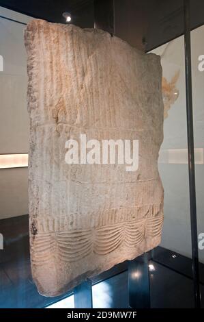 menhir figurativo (3.300 - 2.200 a.C.) in mostra nella chiesa di San Nicolò, Laces, Val Venosta (Vinschgau), Bolzano, Trentino-Alto Adige, Italia Foto Stock