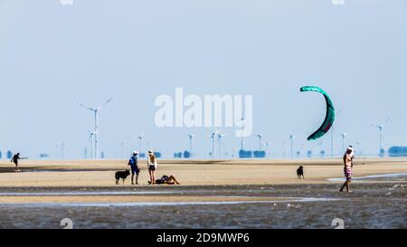 Sport acquatici sul Mare del Nord - kite surf e relax sul Mare di Wadden. Foto Stock