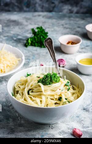 Facile pasta con olio d'oliva e aglio Foto Stock