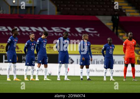 BURNLEY, INGHILTERRA. IL 31 OTTOBRE i giocatori di Chelsea osservano un minuto di silenzio per il giorno dell'armistizio prima di durante la partita della Premier League tra Burnley e Chelsea a Turf Moor, Burnley, sabato 31 ottobre 2020. (Credit: Tim Markland | MI News) Foto Stock