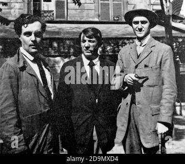 Modigliani, Picasso e André Salmon. Foto di Amedeo Clemente Modigliani, Pablo Picasso e André Salmon di fronte al Café de la Rotonde di Parigi. Immagine di Jean Cocteau, c.1915 Foto Stock