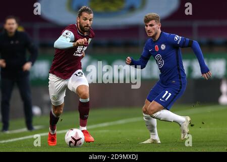 BURNLEY, INGHILTERRA. 31 OTTOBRE Jay Rodriguez di Burnley in azione con Timo Werner di Chelsea (a destra) durante la partita della Premier League tra Burnley e Chelsea a Turf Moor, Burnley, sabato 31 ottobre 2020. (Credit: Tim Markland | MI News) Foto Stock