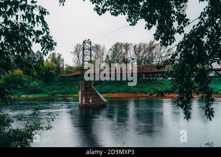 Vecchio ponte di sospensione di ferro su una colomba. Ponte pedonale a Kungur, Perm Krai, Russia Foto Stock