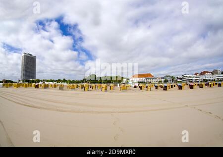 Sedie a sdraio sulla spiaggia di Travemünde, Hotel Maritim, Schleswig-Holstein, Germania Foto Stock