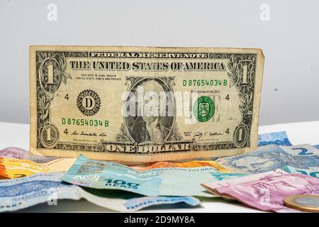 Il denaro brasiliano svalutato durante la pandemia del covid-19 e un possibile La seconda ondata fa salire il dollaro americano Foto Stock