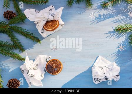 Furoshiki di Natale che avvolge, regalo di natale etico, concetto zero di spreco Foto Stock